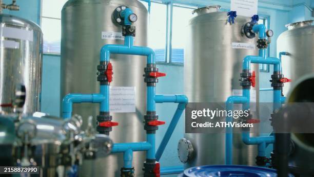 sistema de filtración de agua industrial en una moderna instalación de tratamiento adecuada para el medio ambiente y la tecnología - planta de agua fotografías e imágenes de stock