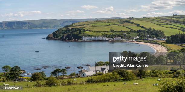 la plage de cushendun et les paysages environnants et les collines herbeuses, par une chaude journée ensoleillée dans le comté d’antrim, en irlande du nord - irlande du nord photos et images de collection