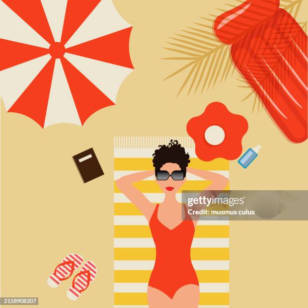 das bild zeigt eine stilisierte, flache designillustration einer frau, die einen sonnigen tag am strand genießt. sie liegt auf einem gelb-weiß gestreiften strandtuch, trägt einen roten badeanzug und eine schwarze sonnenbrille. seine arme sind hinter dem - wetterfester stuhl stock-grafiken, -clipart, -cartoons und -symbole