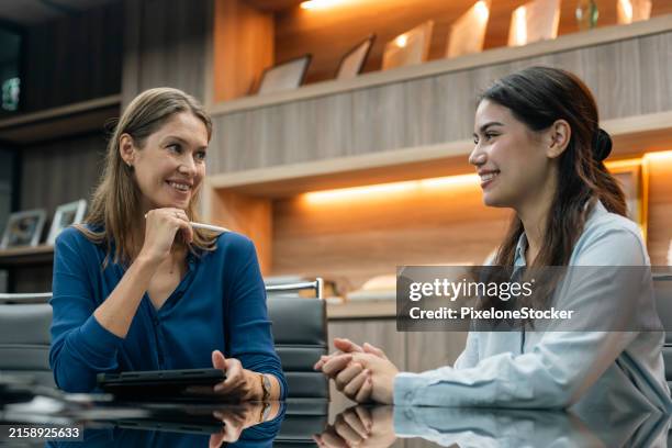 recruiter holding candidate resume taking job interview at desk. - kandidaat stockfoto's en -beelden