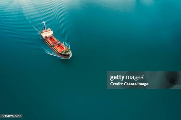aerial top view oil or lpg ship tanker transportation oil/lpg from refinery on the blue sea. - sleepboot stockfoto's en -beelden