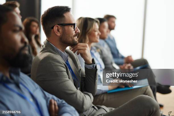 un entrepreneur souriant avec ses collègues lors d’un événement éducatif dans la salle du conseil. - vie scolaire photos et images de collection