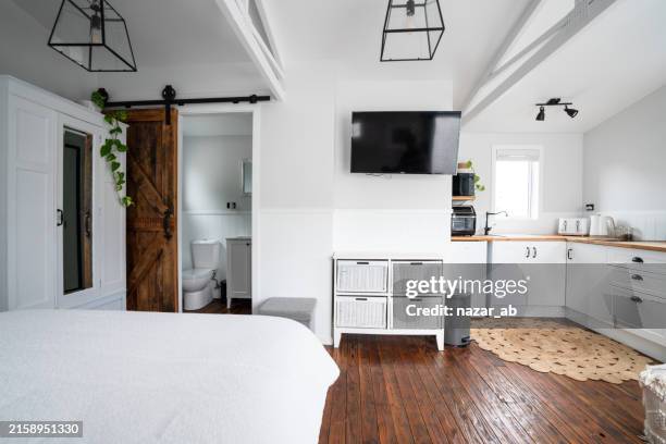 à l’intérieur de la cuisine d’un appartement typique. - buanderie photos et images de collection