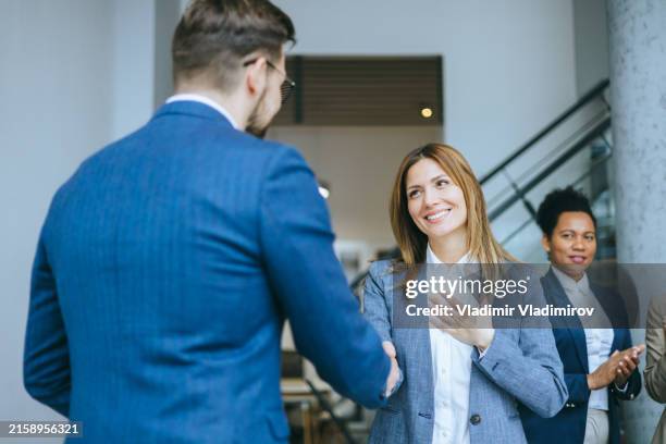 herzliche begrüßung unter geschäftskollegen - nominierung stock-fotos und bilder