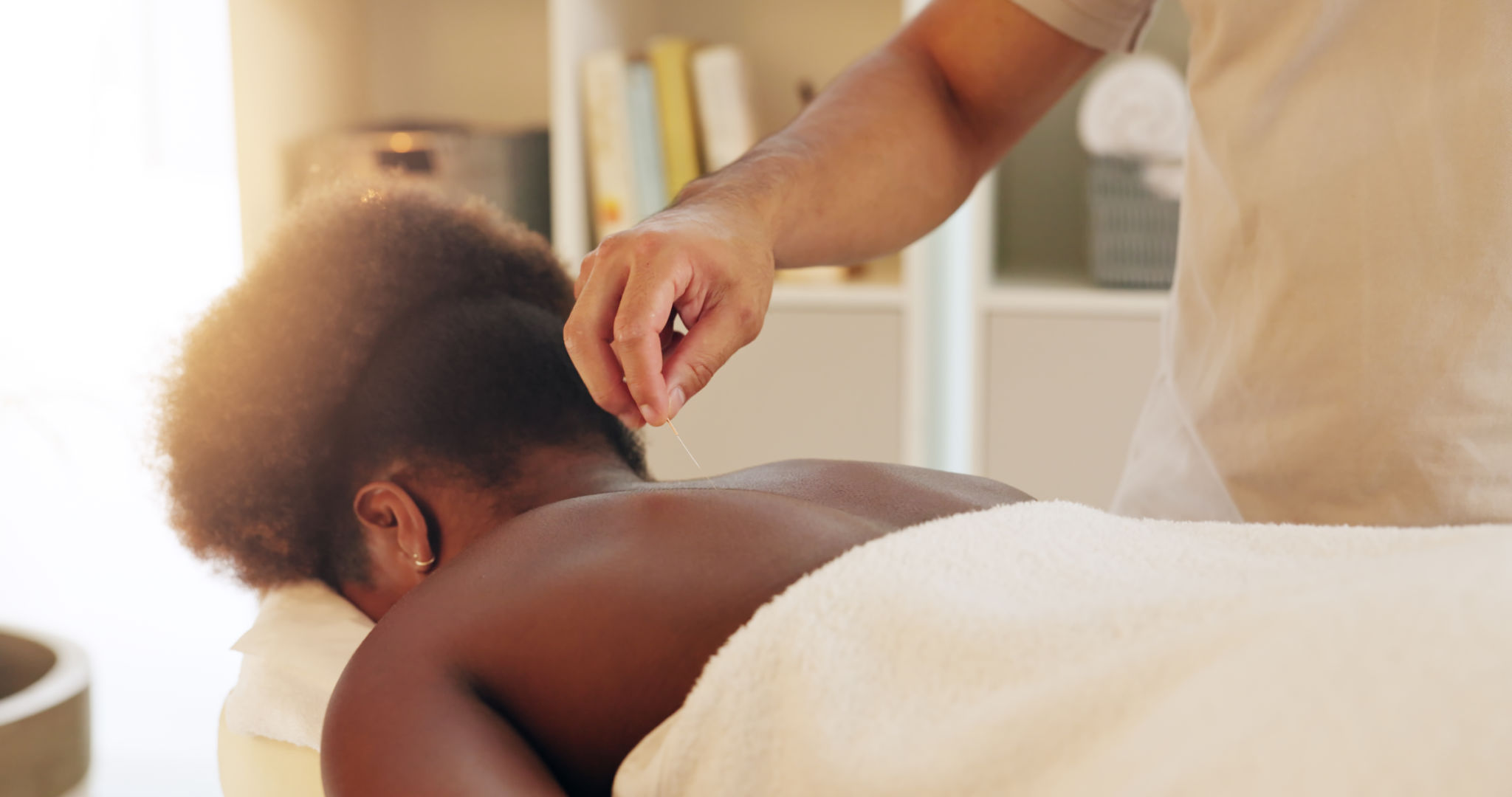 Acupuntura, costae em spa com tratamento ao cliente para cura, alívio do estresse ou terapia. Corpo, agulhamento seco e mão de massageador com cliente em resort para cosméticos ou massagem holística Acupuntura, costae em spa com tratamento ao cliente para cura, alívio do estresse ou terapia. Corpo, agulhamento seco e mão de massageador com cliente em resort para cosméticos ou massagem holística