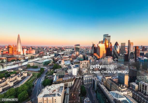 veduta aerea del distretto finanziario di londra - londra e hinterland foto e immagini stock