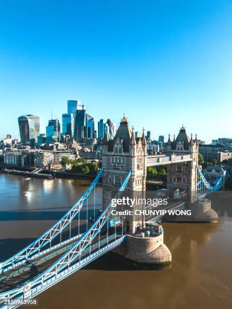 luftaufnahme der londoner skyline und der tower bridge - tower of london stock-fotos und bilder