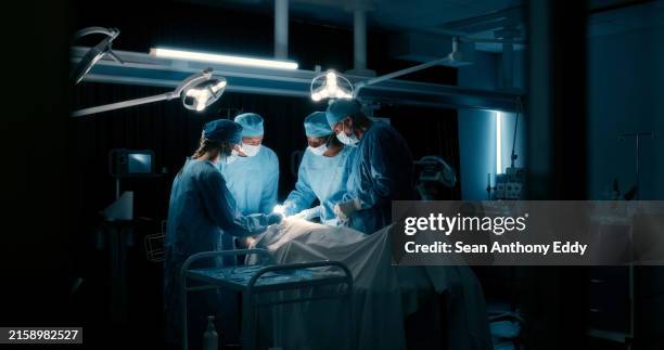 salle d’opération, médecins et confiance avec chirurgie de nuit, travail d’équipe et soins de santé pour les urgences à l’hôpital. groupe, employés et collaboration en salle d’opération, compétences et clinique d’assurance-maladie en tou - opération chirurgicale photos et images de collection