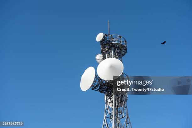 mobile telecommunication tower on the mountain - téléphone équipement de télécommunication photos et images de collection