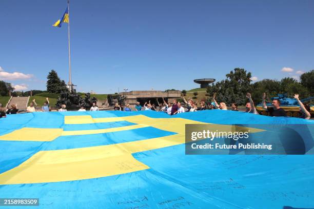 People attempt to set the national record for the largest Crimean Tatar flag in Ukraine at the National Museum of the History of Ukraine in WWII...