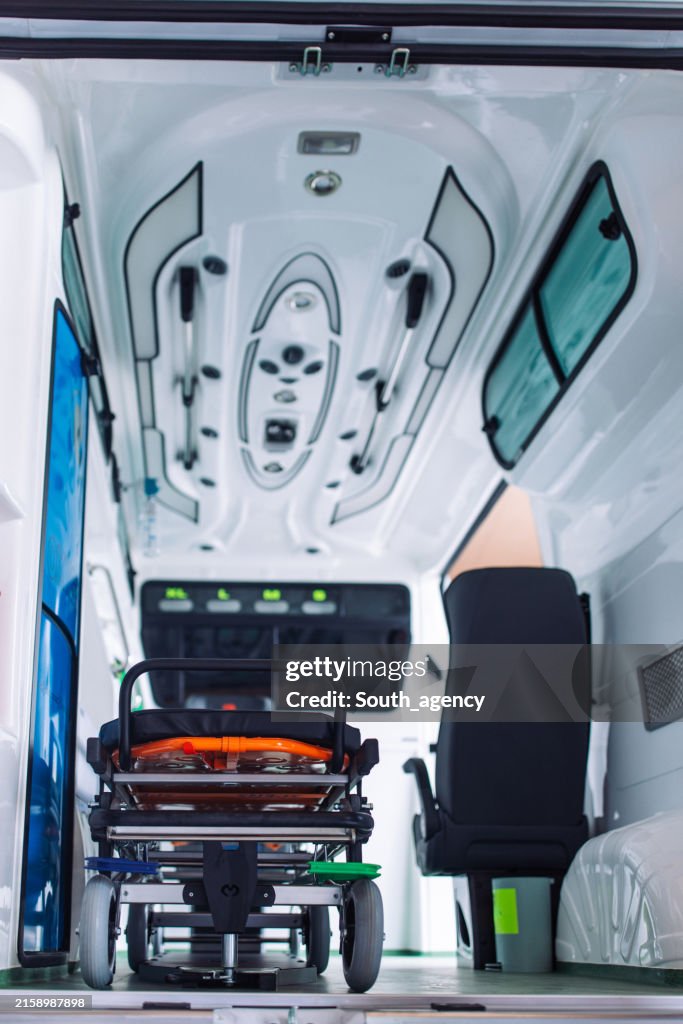 Leere Trage wartet in einem modernen Krankenwagen auf den Notfalltransport