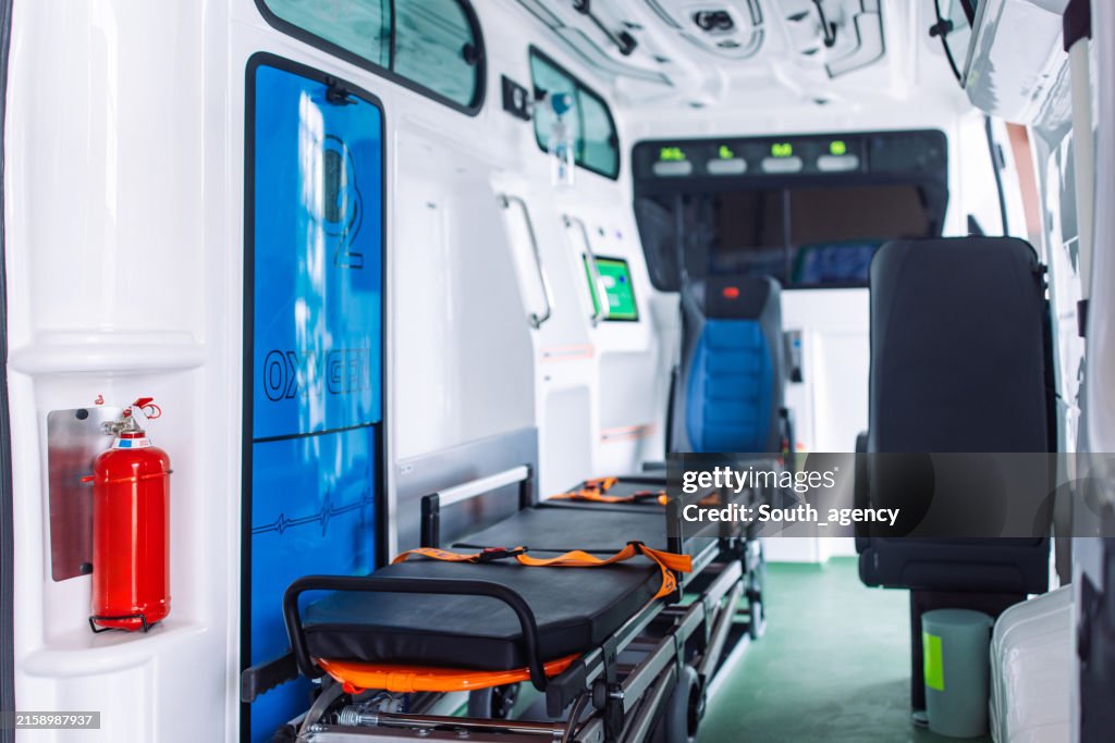 近代的な救急車で患者を待つ空のストレッチャー