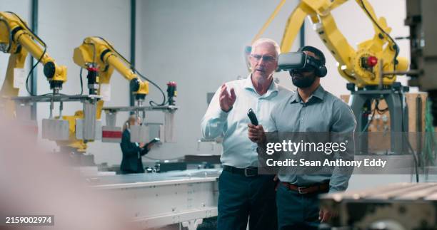 robótica, almacén y gente de negocios con gafas vr con control de calidad y proyecto futurista. realidad virtual, gerente y fábrica con evaluación de ingeniería y automatización del metaverso en el trabajo - advanced manufacturing with robotics fotografías e imágenes de stock