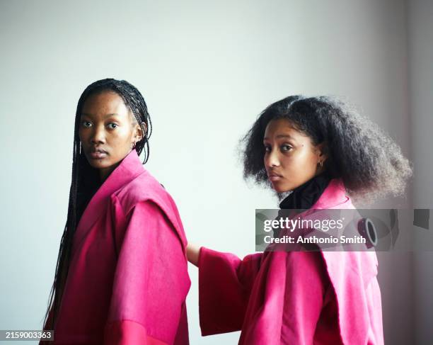 des modèles de duo de vêtements de mode inquiétants - muses de france photos et images de collection