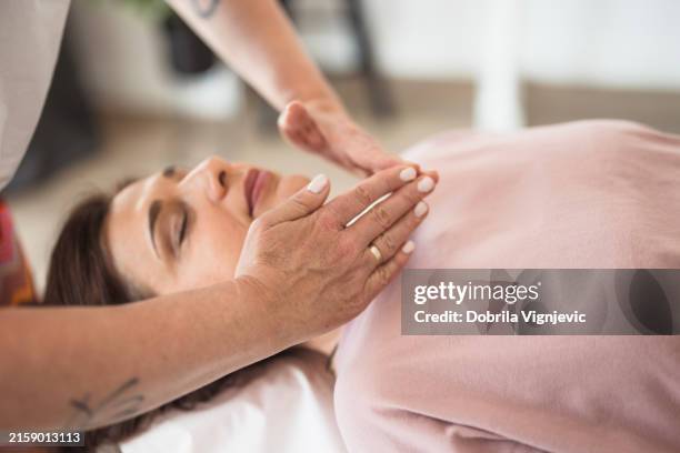 terapeuta de reiki curando a un paciente - reiki fotografías e imágenes de stock