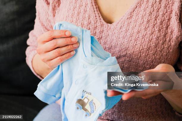 baby clothing - vêtement-de-bébé photos et images de collection