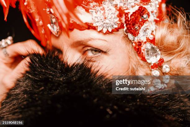 la mujer del cuello de piel. - burlesco fotografías e imágenes de stock