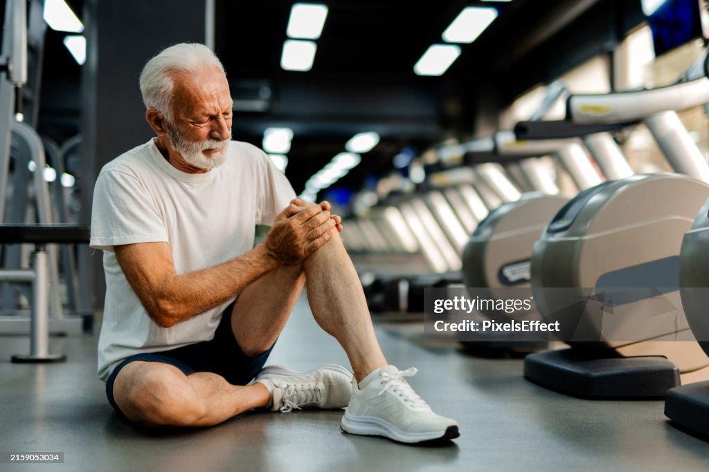 Senior-Athlet bei körperlichen Beschwerden