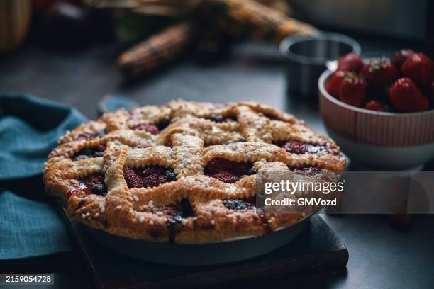 torta di bacche appena sfornata - torta al forno foto e immagini stock
