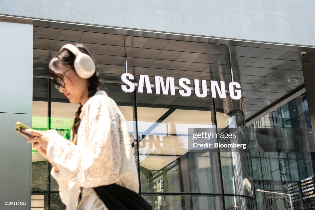 Samsung Electronics Headquarters and Stores Ahead of Pre-earnings Guidance