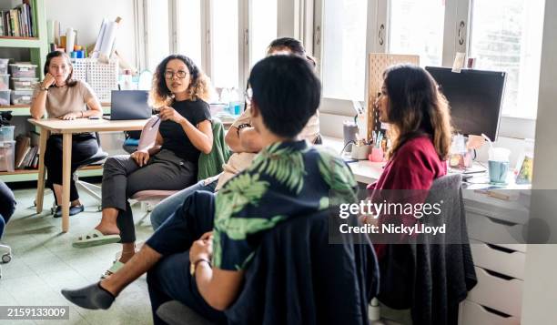 teambesprechung über neues projekt im büro der non-profit-organisation - gemeinnützige organisation stock-fotos und bilder