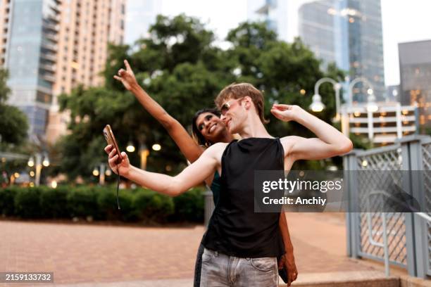 queer friends taking funny selfies at the public park - casal-de-verdade imagens e fotografias de stock