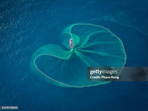filets sur la mer de hon yen - filet de pêche industrielle photos et images de collection