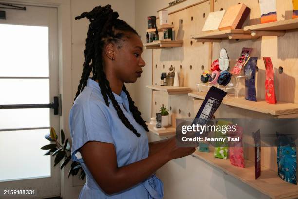 femme achetant des produits à base de cannabis - coffee shop photos et images de collection