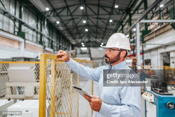 industrial engineer checking installation in regulatory standard 12 brazil - nr 12 - prevenção de incêndios imagens e fotografias de stock