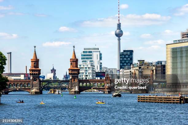 river spree with oberbaumbrücke in berlin - oberbaumbrücke stock-fotos und bilder