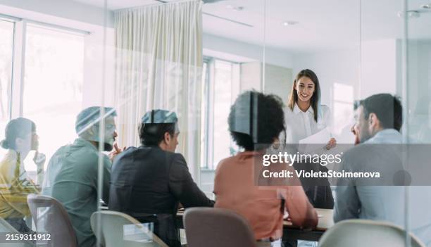 team von fachleuten während eines meetings. - moderator stock-fotos und bilder