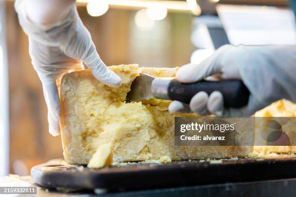 primer plano de la rueda de queso de corte delicatessen en el mostrador - queso en forma redonda fotografías e imágenes de stock