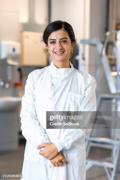 positive student wearing a lab coat - 32 degrees stock pictures, royalty-free photos & images