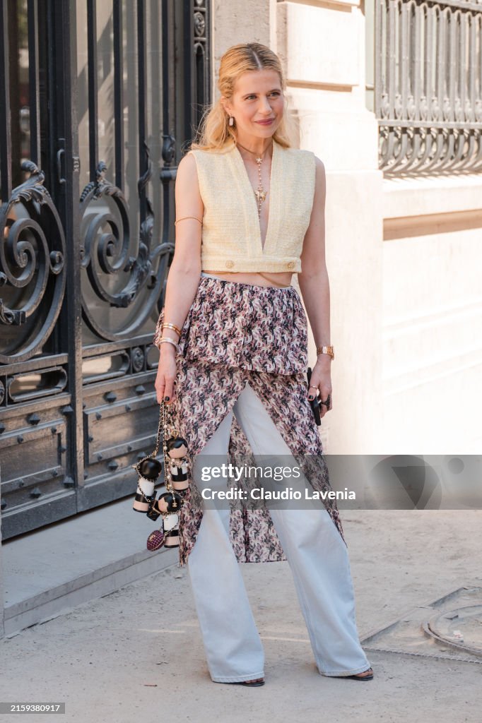 Street Style - Paris Fashion Week - Haute Couture Fall/Winter 2024/2025 - Day Two