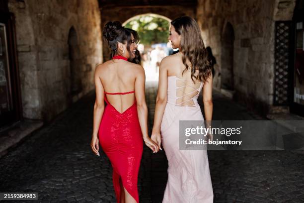 parfait pour le grand événement - robe de cocktail photos et images de collection