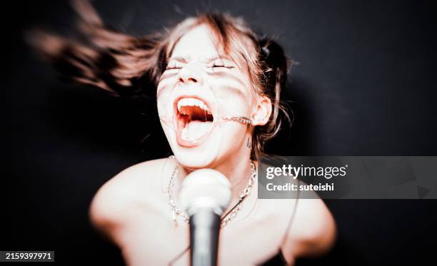 el cantante. - equipo de medios de comunicación fotografías e imágenes de stock