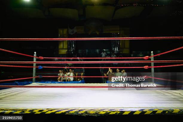 wide shot empty wrestling ring in stadium before lucha libre match - ring de combat photos et images de collection