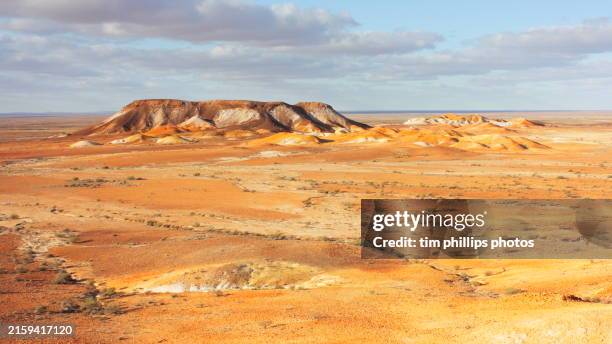 the breakaways at cooper pedy in south australia. - südaustralien stock-fotos und bilder