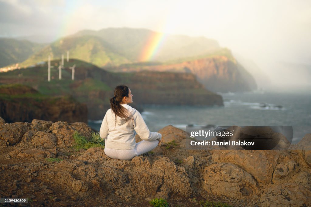 Bien-être des femmes. Arc-en-ciel, Yoga au lever du soleil, Eco Mind.