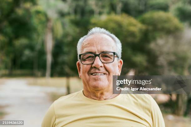 retrato de un hombre mayor al aire libre - gafas con marco grueso fotografías e imágenes de stock