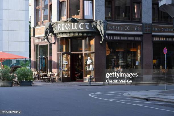 the riquet café coffee house on reichsstraße. the viennese-style café façade with elephant heads is one of leipzig's best-known landmarks. - cafe riquet bildbanksfoton och bilder