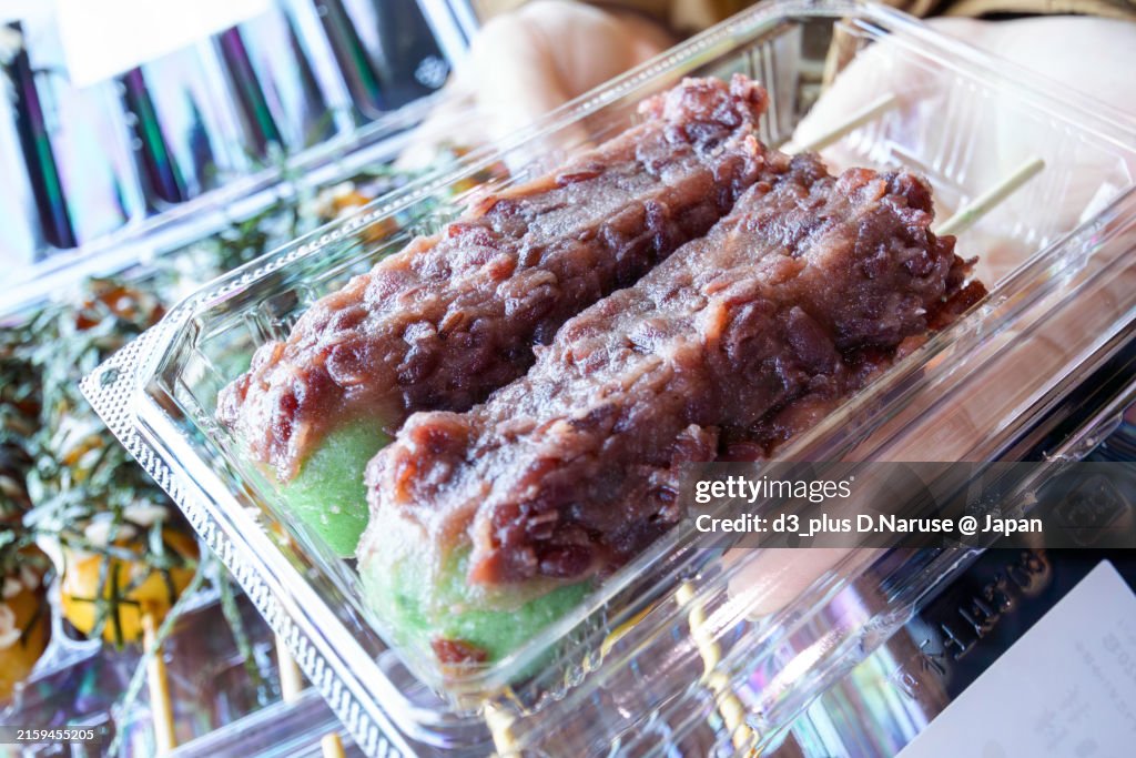 A very popular local dumpling shop.
There is even a line of people waiting in line even before the store opens.
Delicious looking grass dumplings (mugwort dumplings) that I purchased.
Plenty of red bean paste.