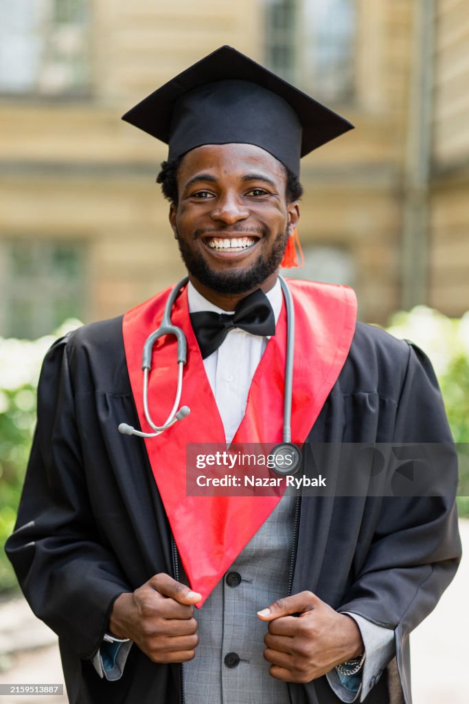 大学卒業で満足したアフリカ系アメリカ人の医学生