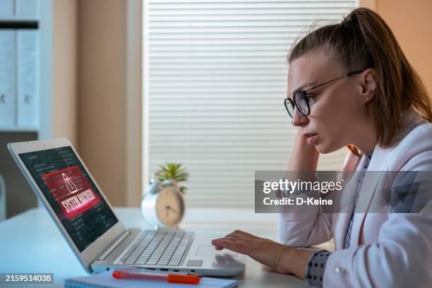 fraude en internet - spyware fotografías e imágenes de stock