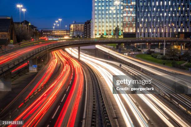 busy city roads in the evening - glasgow schotland stockfoto's en -beelden