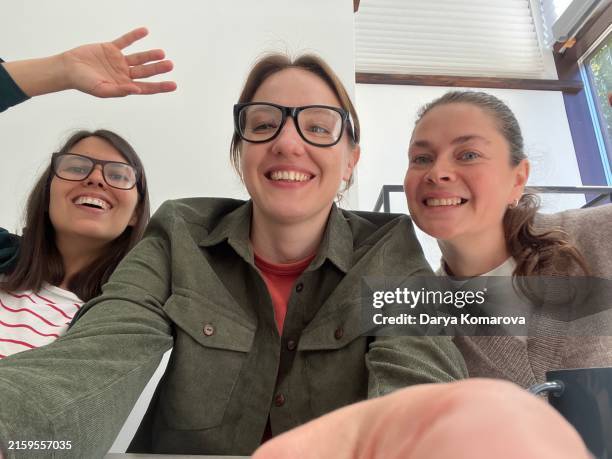 three business colleagues take selfies. - genomen met mobiel apparaat stockfoto's en -beelden