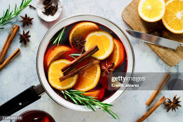 Vino Caliente Caliente Cocinando En Casa Para Navidad, Foto de stock