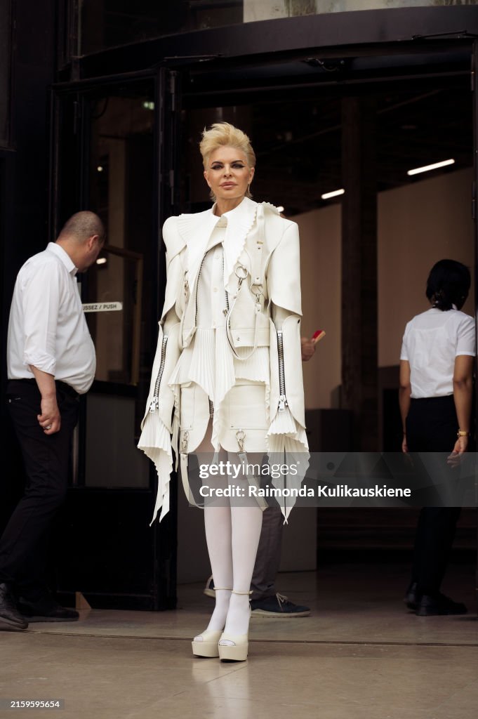 Street Style - Paris Fashion Week - Haute Couture Fall/Winter 2024/2025 - Day Four