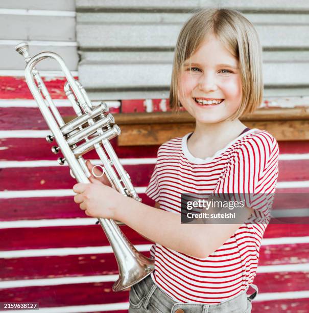 das mädchen mit der trompete. - klassische musik stock-fotos und bilder