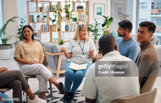 gruppo eterogeneo di persone che partecipano a un gruppo di supporto. i partecipanti condividono e ascoltano, mostrano comunità e comprensione in un ambiente accogliente. concetti di salute mentale, supporto alla comunità e inclusività. - gruppo di persone foto e immagini stock